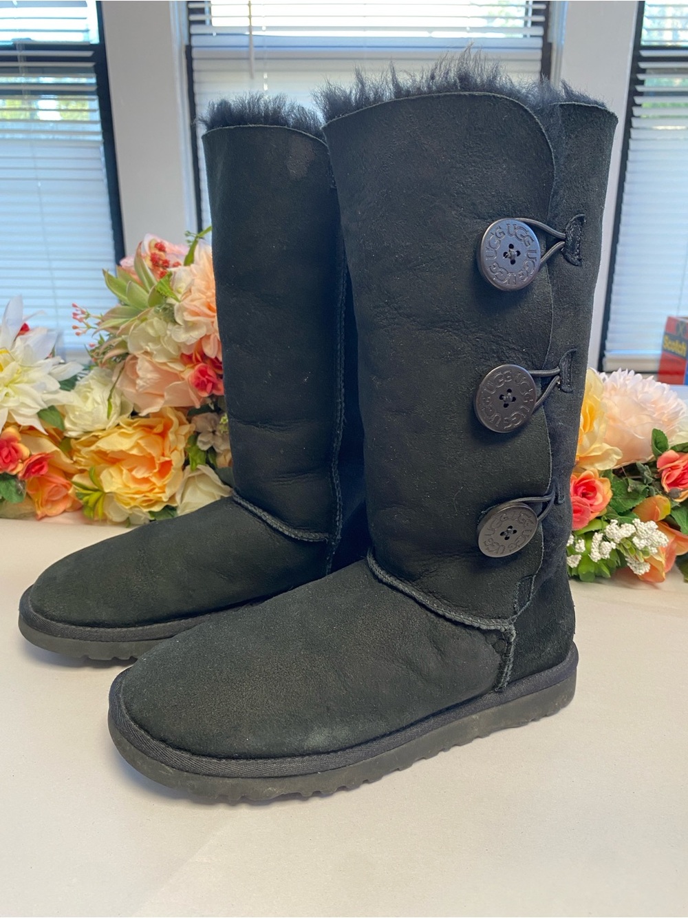 UGG Australia Bailey Button Triplet Black Sheepskin Boots Size 6